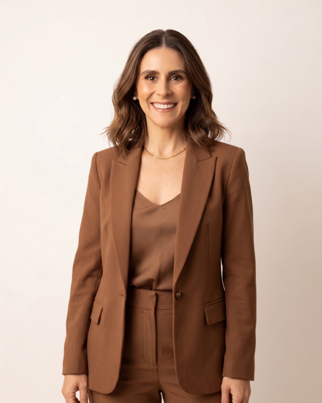 Retrato elegante da psicoterapeuta Kamila Thali, fundo neutro